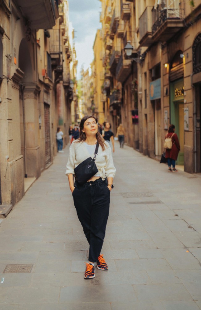 Eliana Arce, psicóloga especializada en ansiedad, paseando por Barcelona